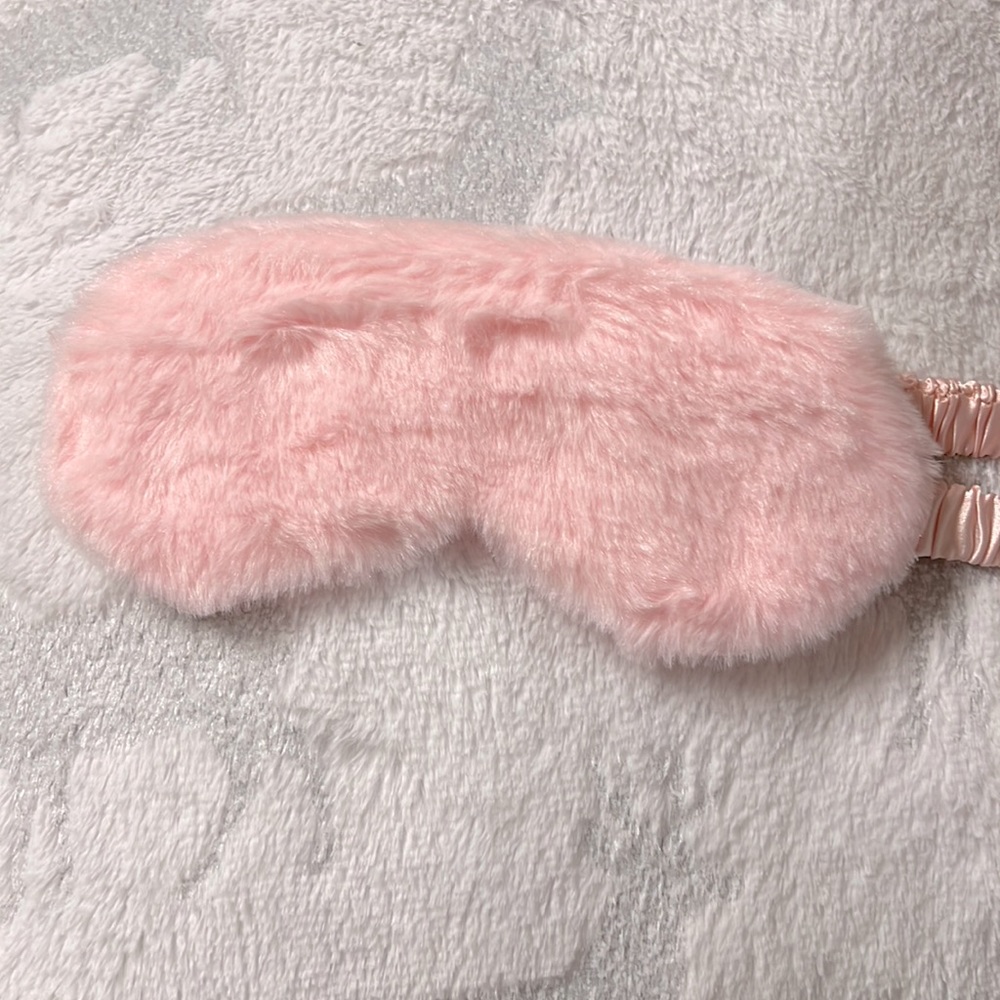 NWOT  ultras soft sleeping mask pink